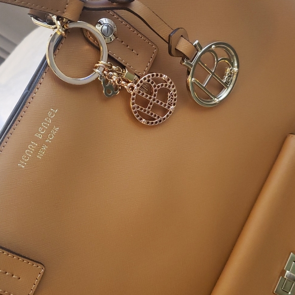 Henri bendel New York - Picture 2 of 3